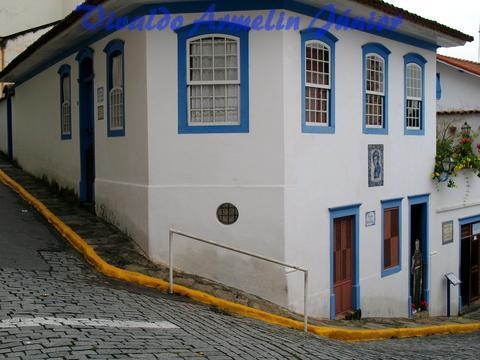 Biografia e história Frei Galvão, como era conhecido e o é até hoje, faleceu no Convento da Luz, local construído por ele e dirigido.