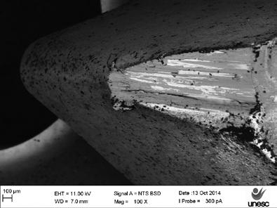 É possível também a observação do mecanismo de desgaste por entalhe, pelo formato de escorregamento em único sentido do substrato da ferramenta utilizada.