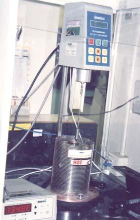 Figura 2.5 Detalhe do Viscosímetro Rotacional Brookfield do CENPES. O reômetro de fluência de viga (Bending Beam Rheometer BBR) é usado na caracterização da rigidez do ligante a baixa temperatura.