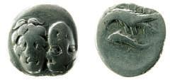 Duas cabeças de jovens lado a lado e invertidas R/. - Aguia atacando golfinho à esquerda, Seaby 1669 BC 75 13 GELA ( SICILIA ) Didracma, 480-460 A.C., 21mm, 8,44 gr., Prata. A/.