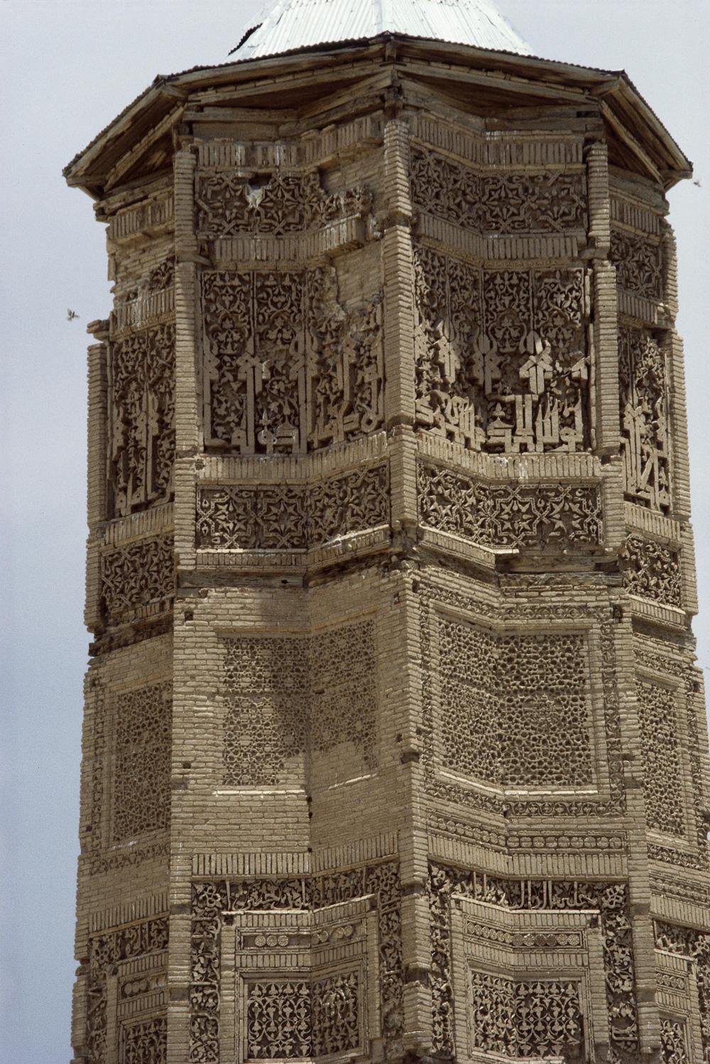 Figura 7: O mausoléu de Ahmad Yasavi Figura 6: O minarete de Ghazna, Afeganistão. grados ou uma frase religiosa como Não há profeta depois de Maomé ou O domínio pertence a Deus.