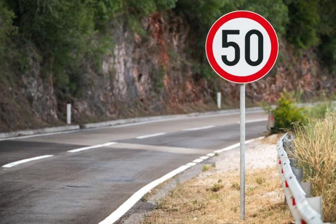 A velocidade dos veículos e a segurança rodoviária Existem duas