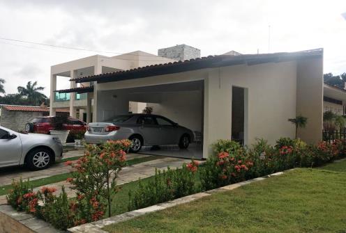 abrigo para carros, 01 sala para dois ambientes, 01 lavabo, 03 suítes, 01 cozinha, área de serviço, 01 dependência completa de empregada com WC, 01 terraço e piscina.