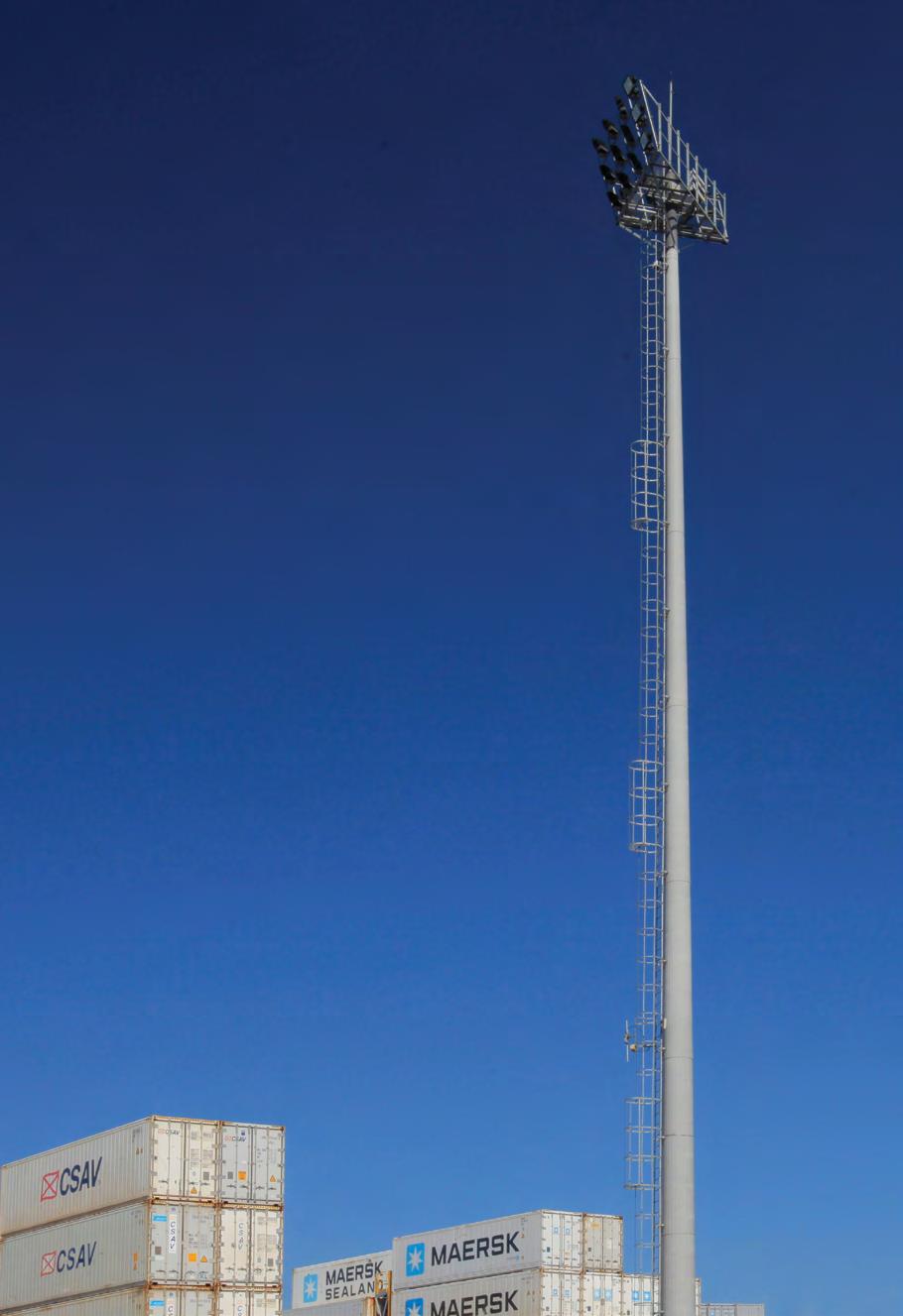 Iluminação Torre Monotubular MAIOR ILUMINAÇÃO E MAIOR ÁREA LIVRE Liberdade de Projeto Atende alturas de 70m com grande quantidade de