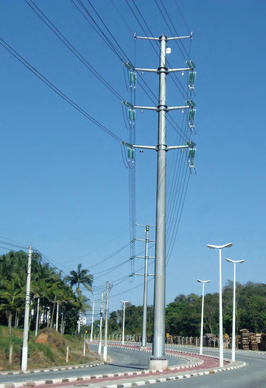 Transmissão de Energia Torre Monotubular AGILIDADE E ECONOMIA EM LINHAS COMPACTAS URBANAS ATÉ 765 kv Agilidade Por ser uma estrutura leve