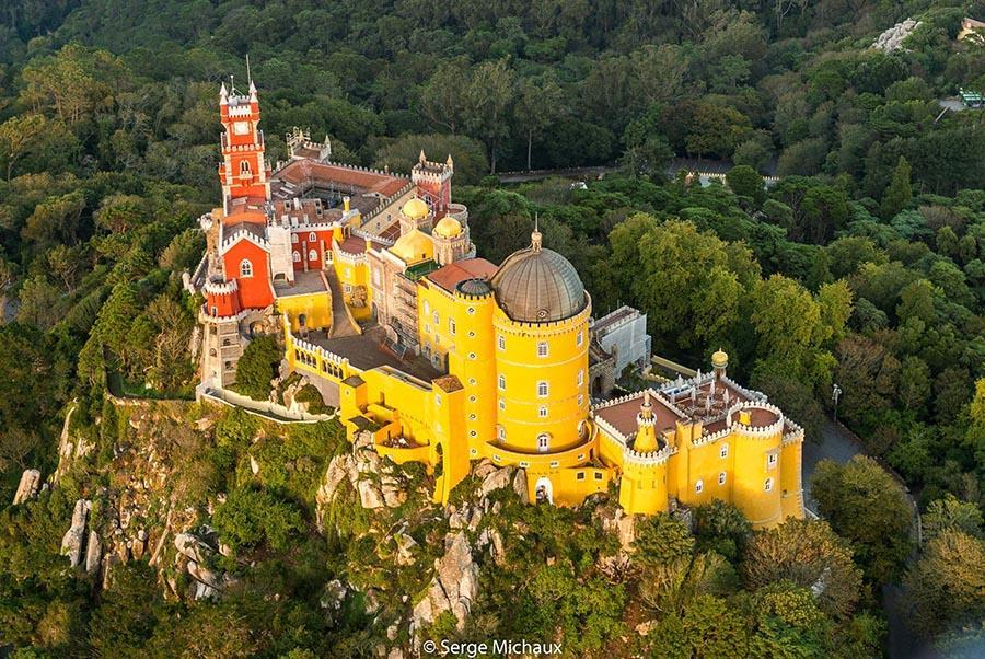 Após saímos em direção a FÁTIMA, um dos locais de peregrinação mais importantes do mundo. Visita ao Santuário e Capela das Aparições da Virgem. Chegada e hospedagem.