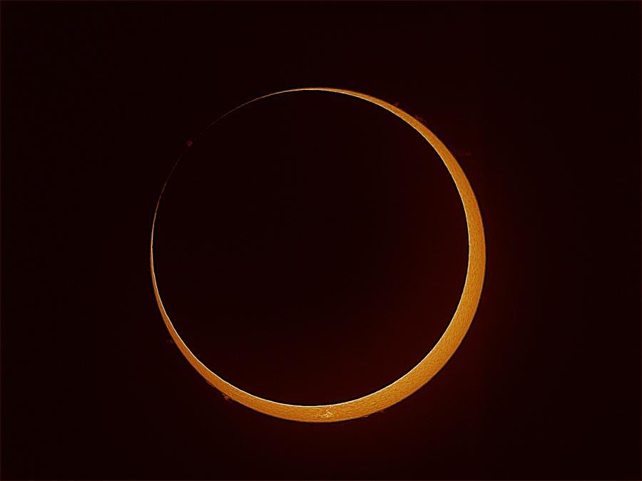 ECLIPSES Um eclipse é um evento astronômico que acontece