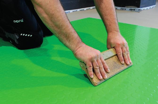 Esfregue toda a superfície do piso cuidadosamente utilizando, por exemplo, uma placa de cortiça.