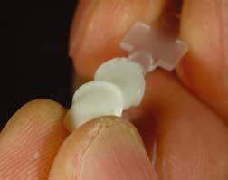 Depois de aplicar o líquido de isolamento de porcelana Vintage preencha o coping com a resina do verificador de cor Die-Checker da cor mais próxima à dos dentes preparados, insira o Die Stick e