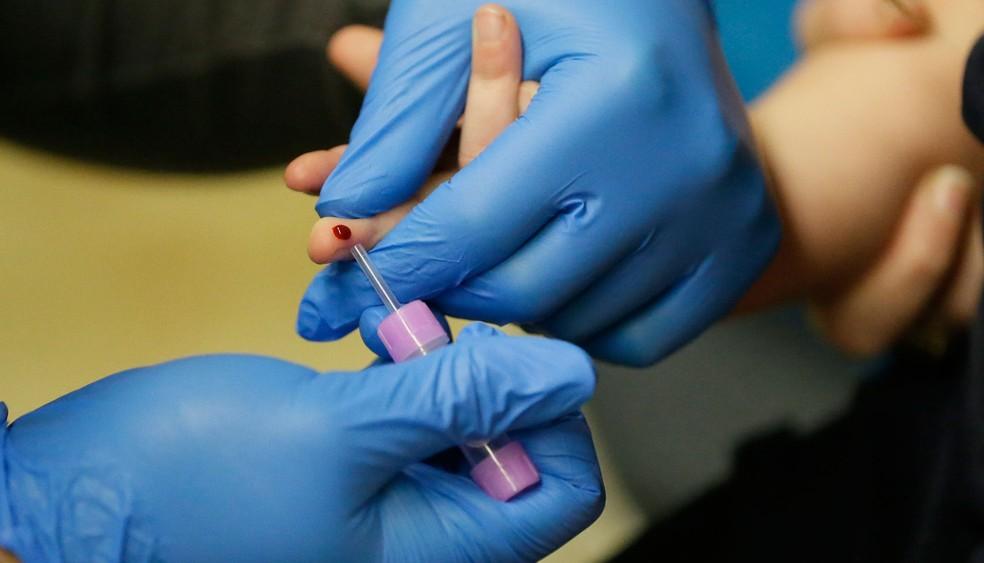 Exame de sangue (Foto: Carlos Osorio/AP) A oncologista Ana Carolina Salles, do hospital Santa Lúcia, disse ao G1 que nos casos de mulheres mais jovens a investigação genética é imprescindível.