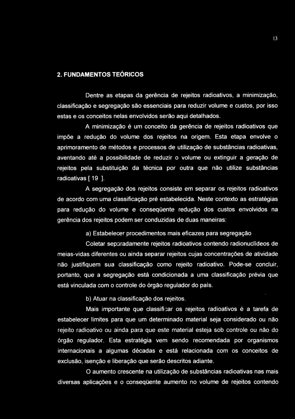 13 2. FUNDAMENTOS TEÓRICOS Dentre as etapas da gerência de rejeitos radioativos, a minimização, classificação e segregação são essenciais para reduzir volume e custos, por isso estas e os conceitos