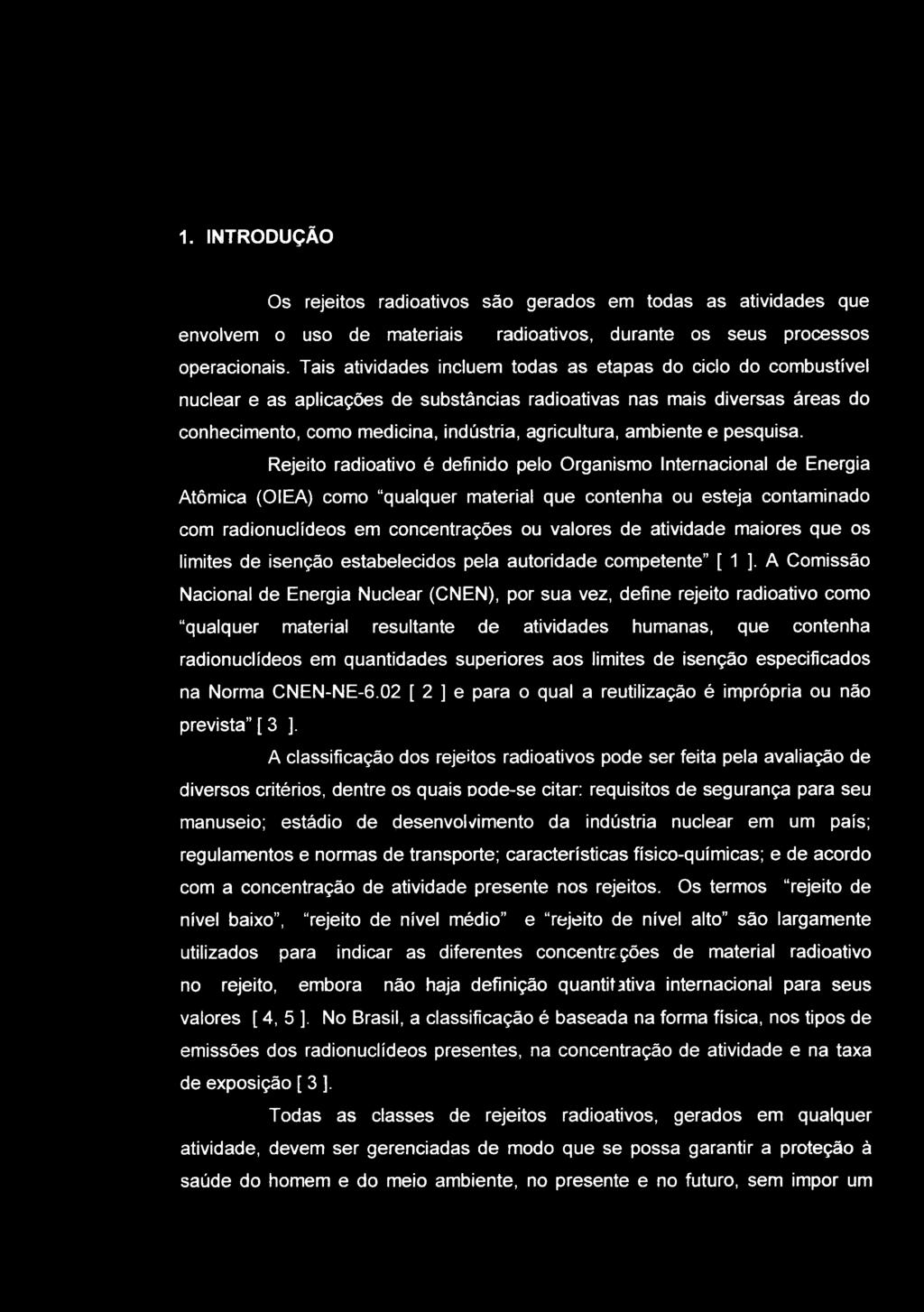 1. INTRODUÇÃO Os rejeitos radioativos são gerados em todas as atividades que envolvem o uso de materiais radioativos, durante os seus processos operacionais.