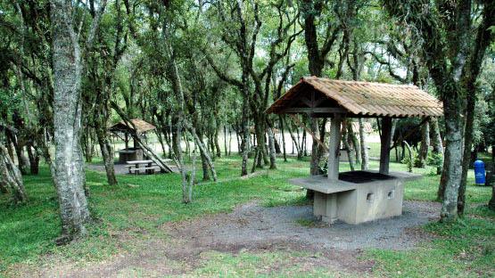 TRILHAS E CACHOEIRAS No Parque Estadual do Monge, que fica a 10 minutos de carro do Centro da cidade, grande área verde, com cachoeiras e trilhas que levam até a Gruta do Monge, local de peregrinação