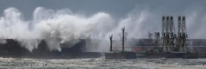 sobretudo nos meses de inverno, originados no Atlântico Norte (Castro, 2015). Figura 4.22 - Evento de temporal com galgamentos significativos junto ao posto A, no Terminal de Petroleiros de Leixões.