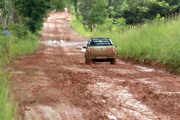 Ocorre também em terrenos onde o leito natural é formado por material granular ou pedras pequenas, ou através da deterioração de um tratamento primário mal executado, pobre em ligante.