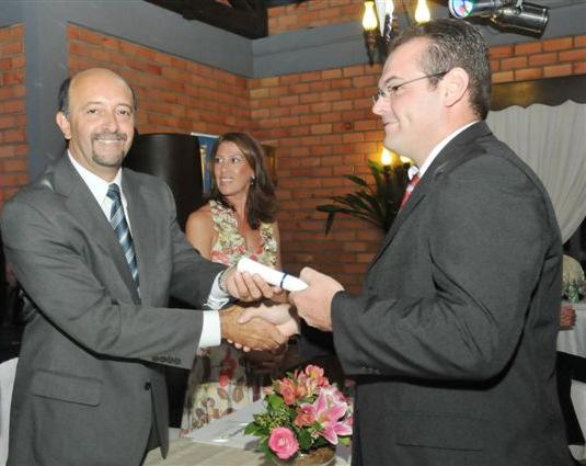 Fevereiro 08.02.2011 Capital Intelectual entrevista Rogério Weber Rogério Weber é Diretor do SindsegSC e gerente regional da Porto Seguro em Blumenau. Fevereiro 10.02.2011 Global Sindicância Sr.