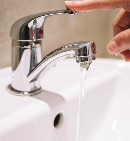 AQUECIMENTO DE ÁGUA Existem dois tipos de sistemas de aquecimento de águas sanitárias: Sistemas instantâneos Aquecem a água ao mesmo tempo que se está a utilizar.
