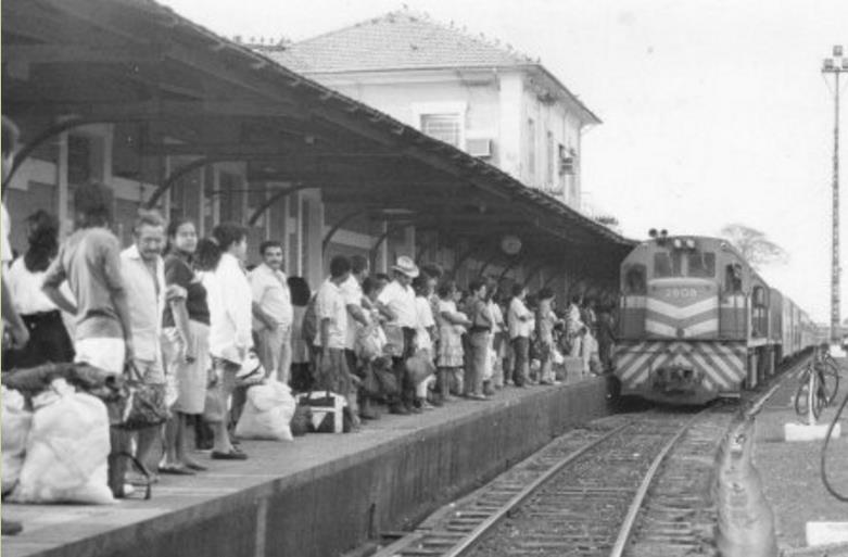 52 Figura 04 - Comboio da Companhia Noroeste em Campo Grande para abastecimento de lenha CAMPO GRANDE (1999, p. 99).