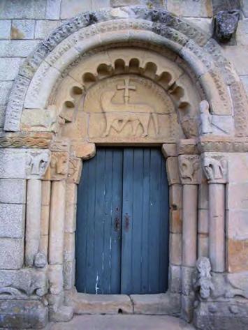 2. Observe as Figuras 3 e 4. Figura 3 Portal sul da Igreja de São Pedro de Rates, c. 11