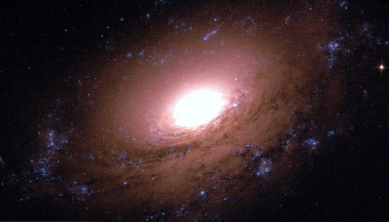 NGC 3169 é uma galáxia espiral a cerca de 75 milhões de