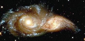 Duas galáxias que se fundem, NGC 2207 e IC 2163 localizadas a 114