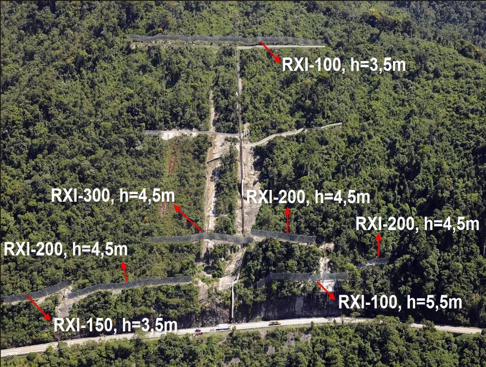 São apresentadas abaixo algumas fotografias de instalações no Brasil. Figura 3: barreiras na BR 116, km 90, Rio de Janeiro (CRT). Figura 4: Copacabana, Rio de Janeiro, RXI 025.