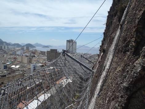 1 CONTRA Histórico Assim como as barreiras contra queda de rochas tiveram origens em barreiras para prevenção contra avalanches, que foram impactadas por queda de rochas, a motivação da GEOBRUGG para