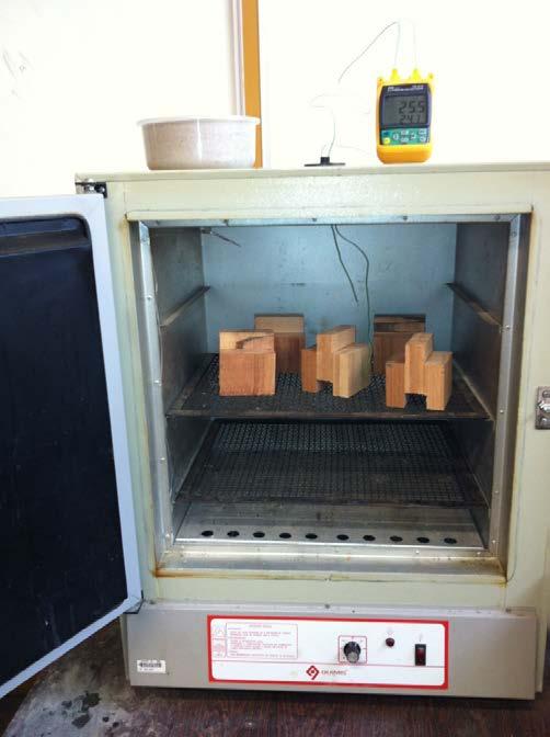 O aquecimento dos corpos de prova foi realizado no forno vertical, modelo FL 1300/60, com capacidade para 60l, aquecimento por radiação direta, resistência 220V, trifásico, figs. 18 e 19.