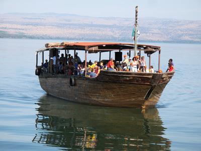 Seguiremos para Tabgha, com a Igreja da Multiplicação dos Pães e dos Peixes, com destaque para os mosaicos bizantinos e a Igreja do Primado de Pedro, onde se encontra Mensa Christi, que recorda o