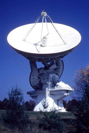 Rádio-telescópios Radio-telescópio em montagem equatorial.