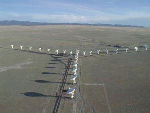 VLA (Very Large Array) Conjunto de radio-telescópios instalados no Novo México, EUA.