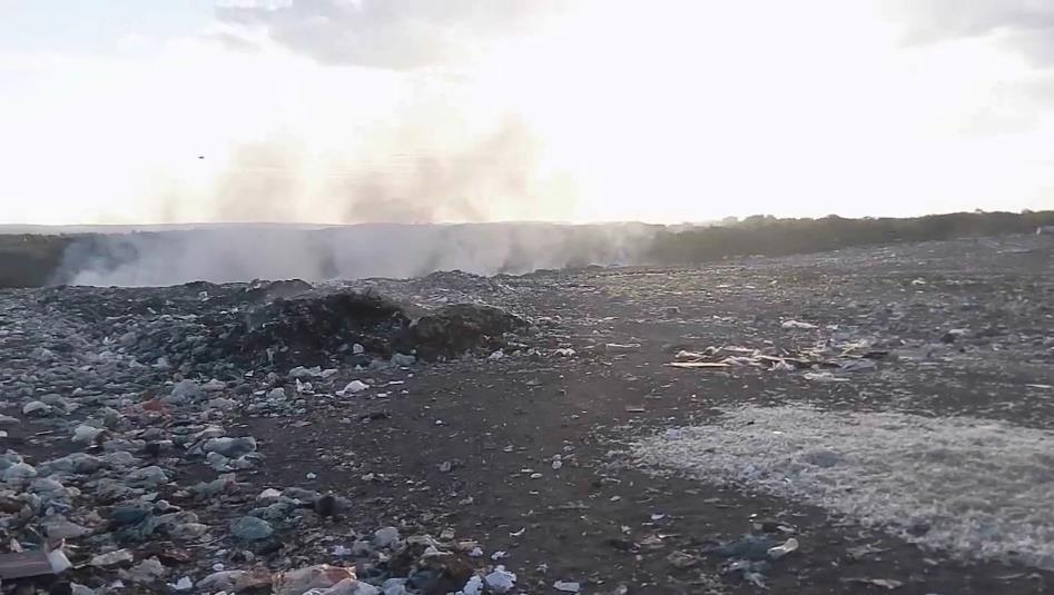 Imagem 1 - Fumaça causada pela queima do lixo Fonte: Autor O acumulo de lixo prejudica a vegetação local que é quase inexistente, apresentando apenas algumas