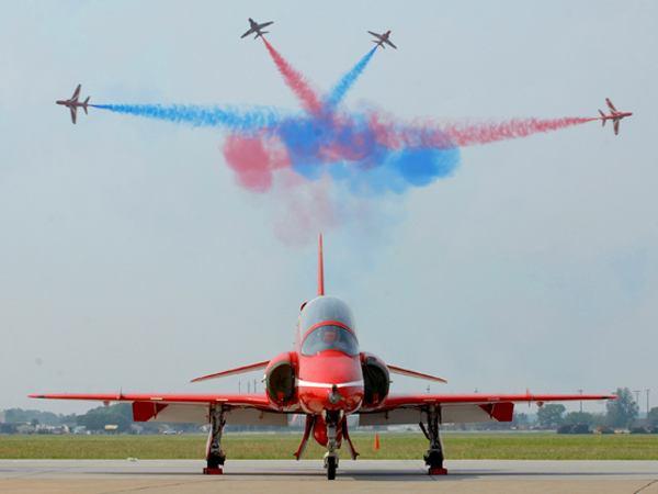 Seção Artigos Técnicos Título do Artigo: The Red Arrows - Grupo Acrobático da Real Força Aérea Autor: