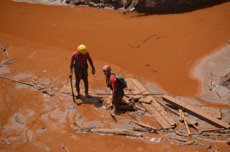 Os pobres sofrem mais o impacto das transformações ambientais, das mudanças climáticas e dos desastres ditos naturais O Brasil chora seus mortos e desaparecidos, ontem em Mariana,