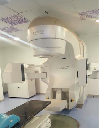 39 3. METODOLOGIA Este trabalho foi desenvolvido no acelerador linear TrueBeam STx, de fabricação da Varian Medical System, instalado no departamento de radioterapia do Real Hospital Português de
