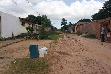 Figura 03: Ruas do bairro sem infraestrutura e com problemas de abastecimento de água. Fonte: Grupo de pesquisa LATESE, 2018. 3.