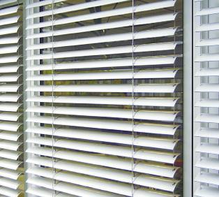 O ABB-KNX utiliza-se nas seguintes aplicações: Controlo de estores enroláveis e janelas Controlo de cortinas com lamelas ajustáveis Controlo de atenuação solar Controlo de cortinas com lamelas e
