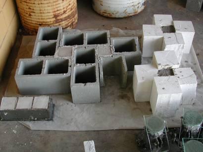 O efeito de perda de água que ocorre na unta de argamassa quando em contato com blocos de concreto foram simulados idealizando-se fôrmas cilíndricas e cúbicas constituídas de gesso e concreto para