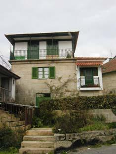 Casa do Padre Domingos C.U.7 Cavez Centro 1735: construção da casa (data na padieira); 2000: remodelação do edifício.