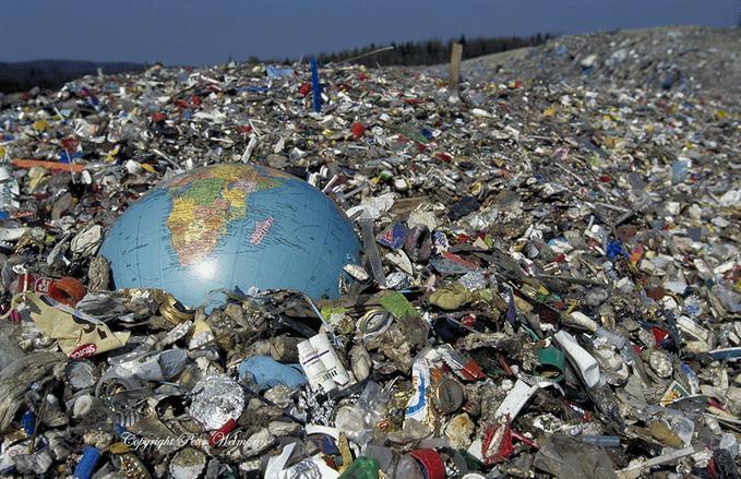 O Brasil produz, diariamente, 160 milhões de resíduos sólidos urbanos, sendo que 45% dos resíduos coletados ainda vão parar em lixões a céu aberto e outras destinações inadequadas Fonte: