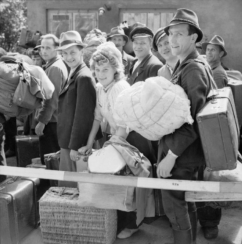 Pessoas deslocadas Fotografia de detidos polacos a abandonarem um campo de pessoas deslocadas situado nos terrenos do jardim zoológico de Hamburgo No final da II Guerra Mundial, um grande número de