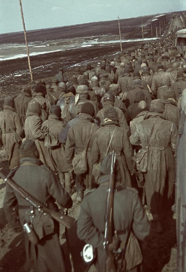 Prisioneiros de guerra Fotografia de prisioneiros soviéticos caminhando perto de Charkow, na Ucrânia ocupada pela Alemanha, 1941-1942.