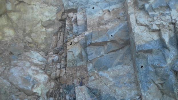 alteradas por minerais de alteração. A Fig. 6 e Fig. 7 demostram a pequena variação de rochas que ocorre na jazida. Figura 4 - Foto de parte da jazida onde fica evidente a heterogeneidade da mesma.