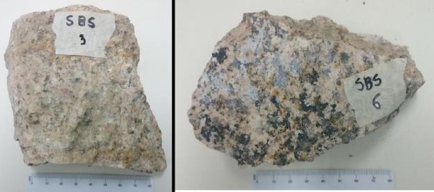 A textura é fanerítica e a estrutura varia de maciça a foliada. As rochas ocorrem pouco alteradas. A Fig. 12 mostra as amostras de sienogranito coletadas. Figura 12 - Amostras de sienogranito.