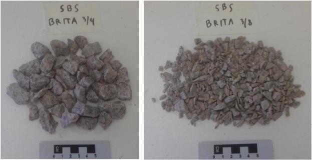 uma composição onde predomina o sienogranito, sem muitas variações, porém as britas não tem uma composição padrão. Figura 15 - Amostras britadas coletadas nas frações 3/4 e 3/8. 4.