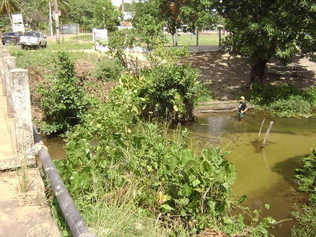 ESTAÇÃO DE MONITORAMENTO PI-06 Localizada no rio Pium, ao lado de uma ponte na RN-313, rodovia que liga Pium a Parnamirim (Figura 27), esta estação recebe uma água que já passou por diversas