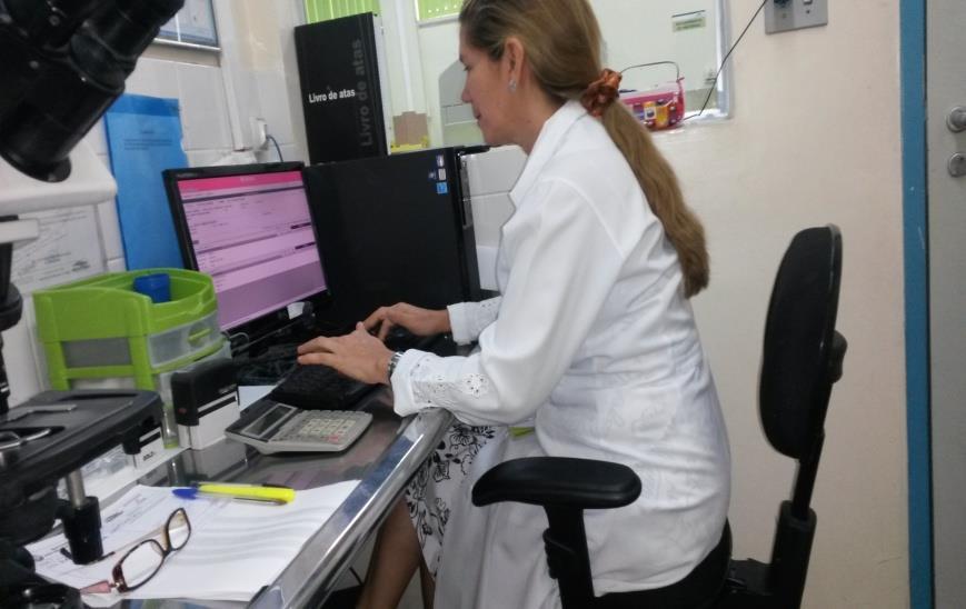 ANÁLISE ERGONÔMICA DO TRABALHO SETOR: FUNÇÃO: POSTO: PÁGINA: 02 LABORATÓRIO BIOQUÍMICA 16/08/2018 MEMORIAL BIOMECÂNICO Monitor abaio da linha de visualização sobrecarregando a região cervical,