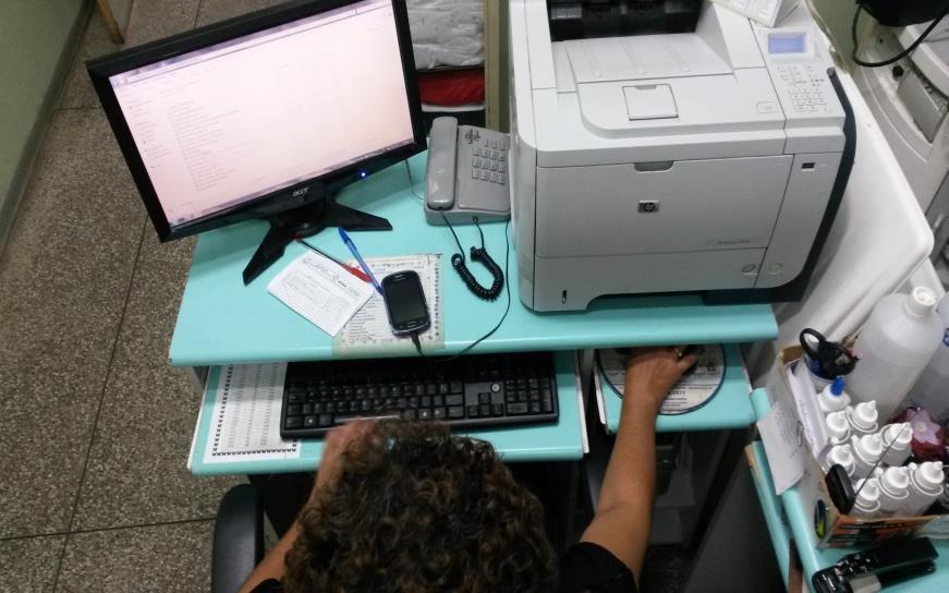 ANÁLISE ERGONÔMICA DO TRABALHO SETOR: FUNÇÃO: POSTO: PÁGINA: 02 ULTRASSONOGRAFIA AUXILIAR DE SERVIÇOS GERAIS 16/08/2018 MEMORIAL BIOMECÂNICO Mobiliário com superfície restrito, monitor em posição