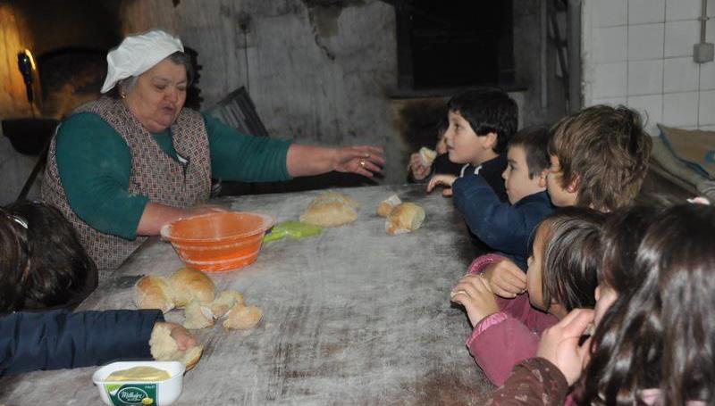 Celebração celebration DIA INTERNACIONAL DOS MUSEUS 18 maio ENTRADA GRATUITA 25 maio ATELIER PÃO DE FAVAIOS No DIA INTERNACIONAL DOS MUSEUS, o Núcleo Museológico de Favaios Pão e Vinho e a Padaria