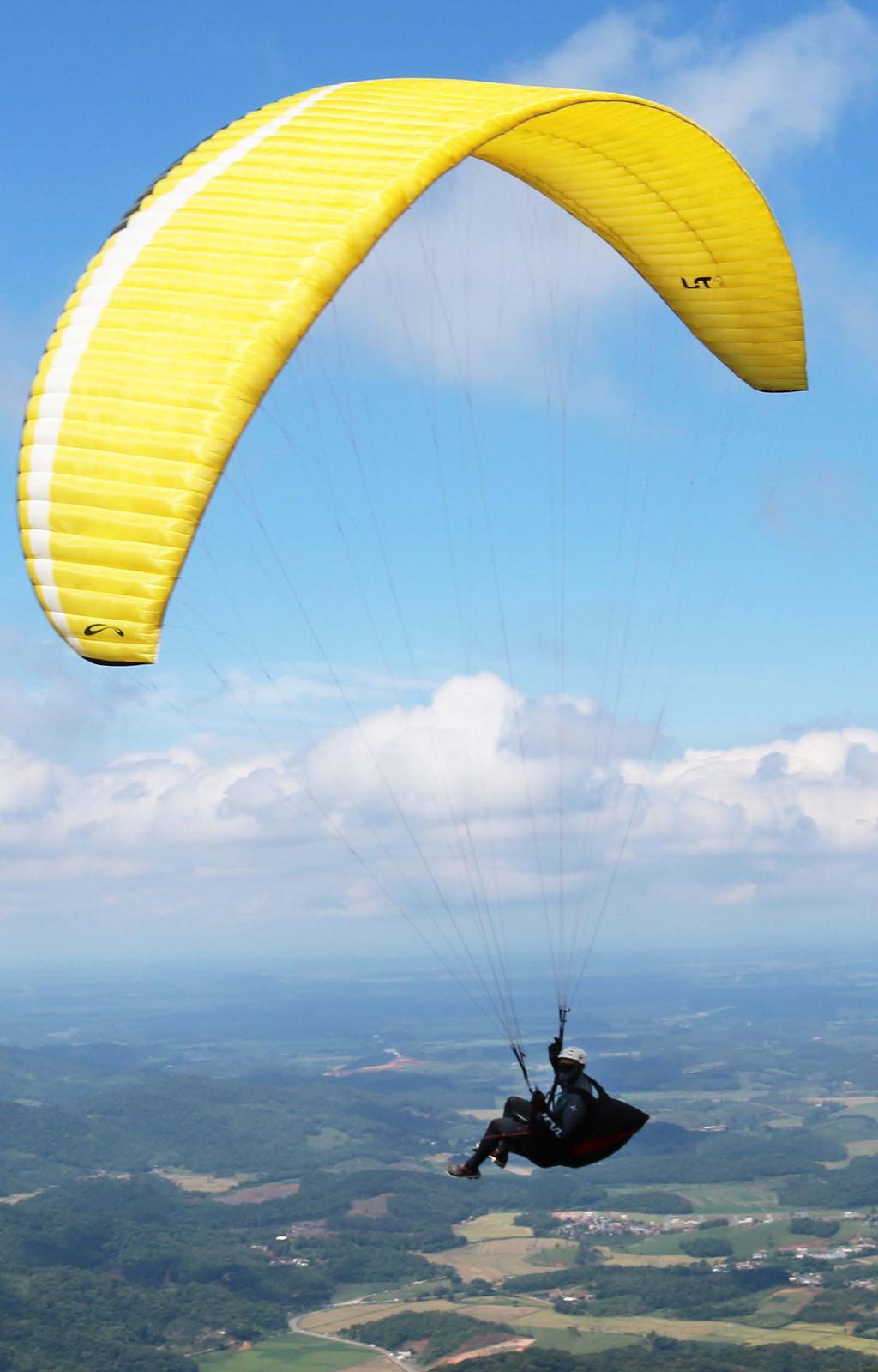 6 7 O LT 1 é o primeiro parapente XC Sport com tecnologia de 2 linhas. Alto desempenho para pilotos experientes prontos para pilotar asas C ou classe superior.